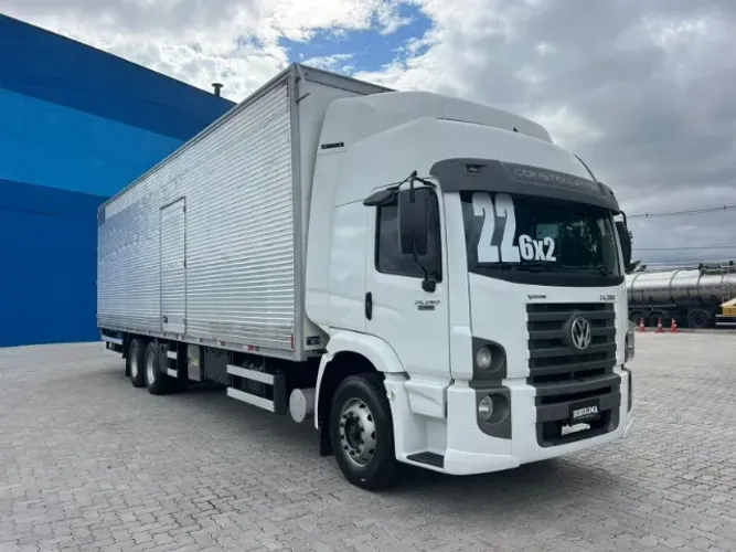 Caminhão Volkswagen 24 280 6x2 ano 2021-2022 LeIto e Teto alto Baú Furgão