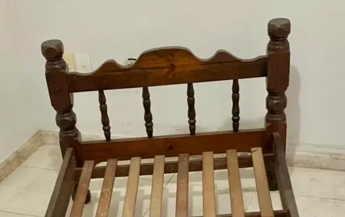 Cama de solteiro em madeira