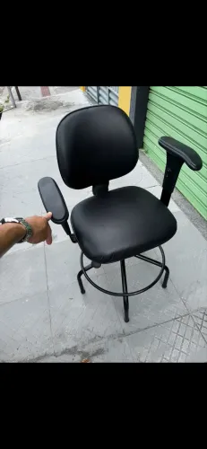 Vendo Cadeira giratória com regulagem de altura.