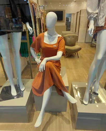 Manequim com poses, em fibra de vidro, pouco usado