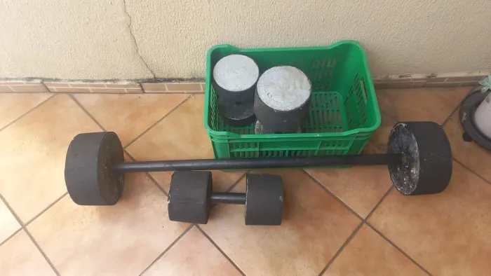 Barra com haltere e três halteres