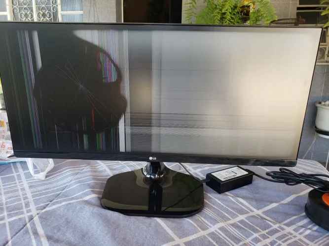Monitor LG 25um58g - Tela quebrada