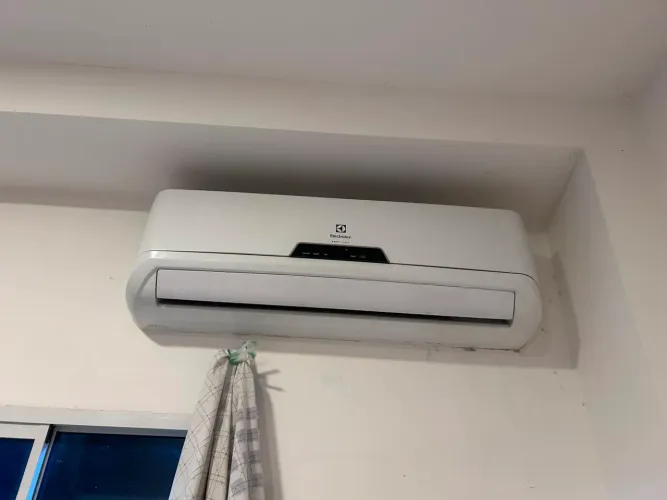 Ar-condicionado 12.000 com instalação grátis.