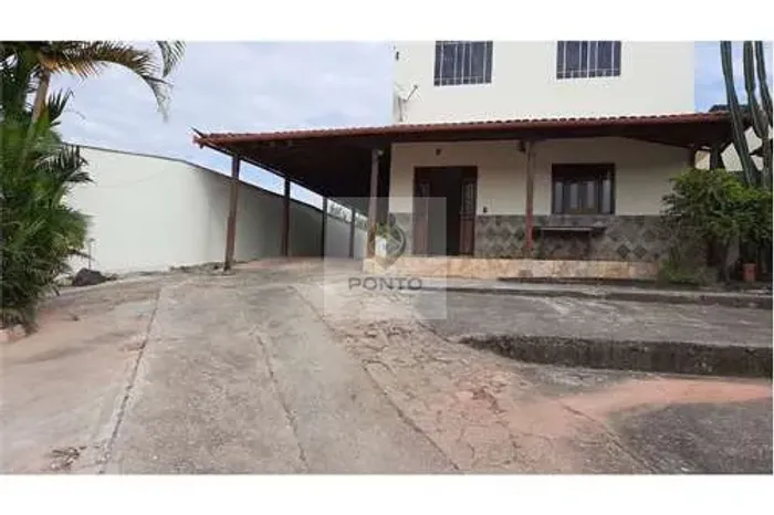 CASA Á VENDA COM PISCINA NO BAIRRO ARCÁDIA!