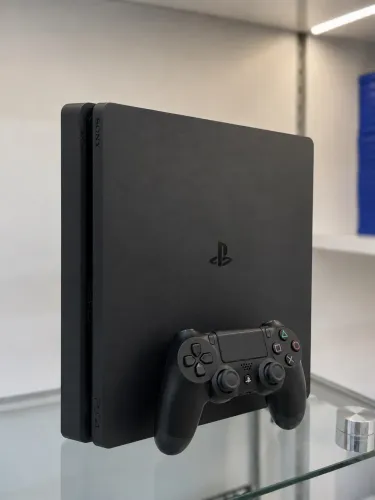 PlayStation 4 Slim Desbloqueado + 2 Controles + Pen Drive para Jogos