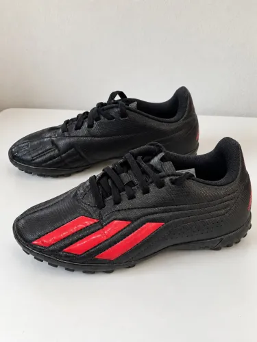 Chuteira Adidas preta e vermelha - tamanho 31
