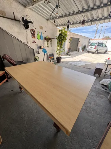Mesa de sinuca com tampo de madeira