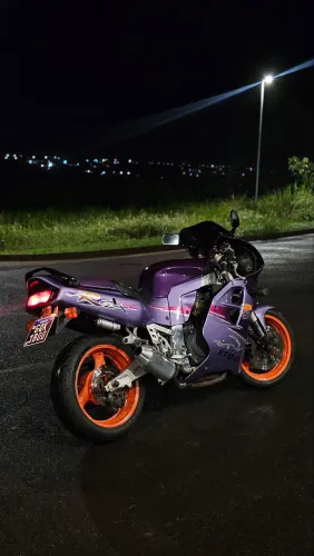 GSX-R 1100 placa preta