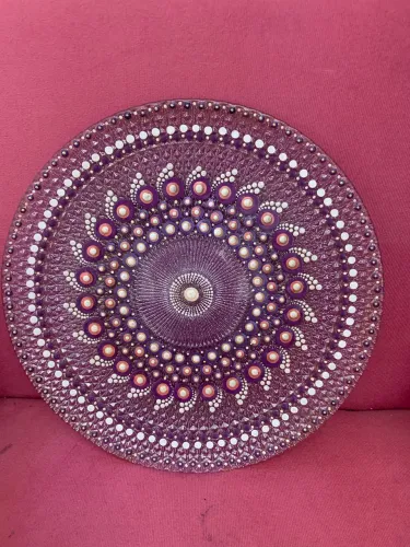 Mandalas em pontilhismo em prato de vidro