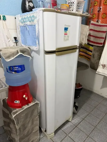 Geladeira excelente estado gelando tudo 