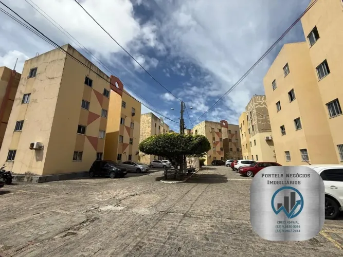 Apto no Prado, 1ª quadra da praia, 2/4, ventilado, reformado, mobiliado.