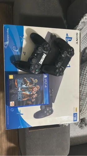 PS4 slim 1T 2controles +1 Jogo