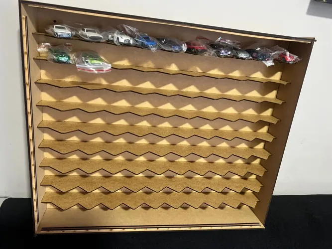 Expositor para 100 miniaturas 45° em MDF cru