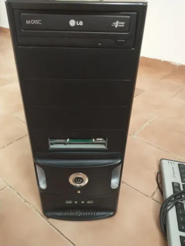 Desapego CPU com mause e teclado e um alto falante