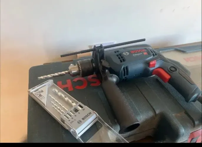 Furadeira e parafusadeira Bosch 750w