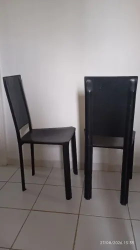 Cadeira em couro legítimo e aço