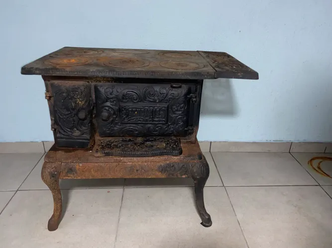 Vende- se fogão antigo de ferro fundido em ótimo estado