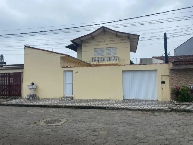 Casa Ampla com 4 Quartos, 2 Suítes e Quintal Grande - R$ 350 Mil