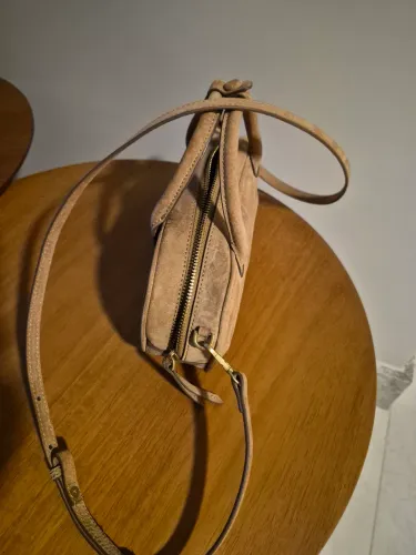 Bolsa de couro Zara.
