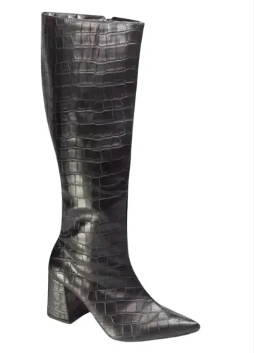Vendo bota, tamanho 38, mas calça 37