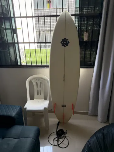 Prancha de Surf 6.8 (2,02m) 44,8L Completa com Deck, Quilhas e Cordinha