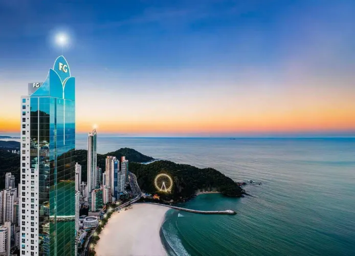 Apartamento à venda com 05 suítes no centro de Balneário Camboriú.