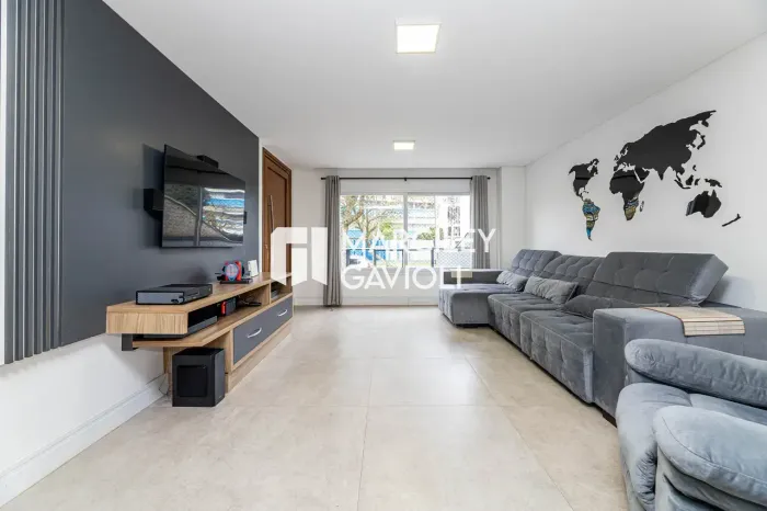 Sobrado de Alto Padrão no Bacacheri (261m²) Modernidade, Conforto Térmico e Lazer