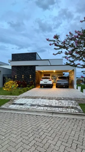Casa no Condomínio Alphaville. Três quartos, sala integrada, piscina, placa solar