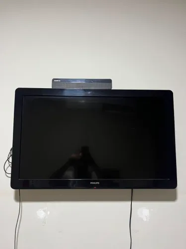 TV Philips com Chromecast + Suporte de Parede - Usada