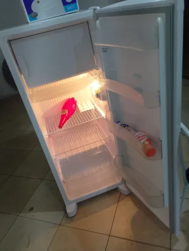 Vende Geladeira Consul gelando muito OK.  280.  Litros. Moderna.  