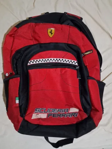 Mochila Scuderia Ferrari Vermelha (com pequenas avarias)