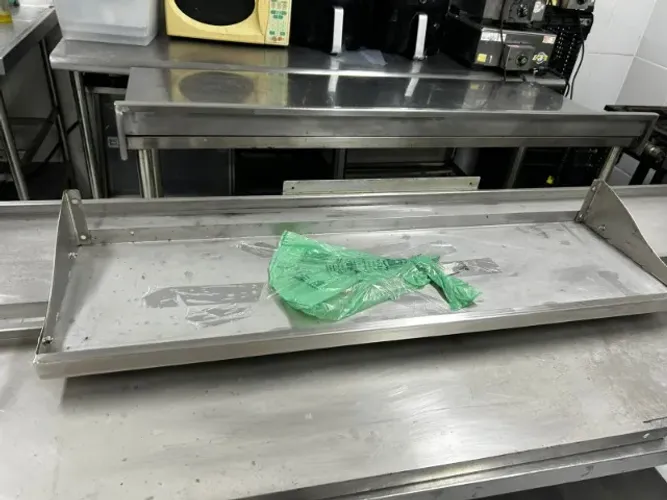Prateleira suspensa em aço inox