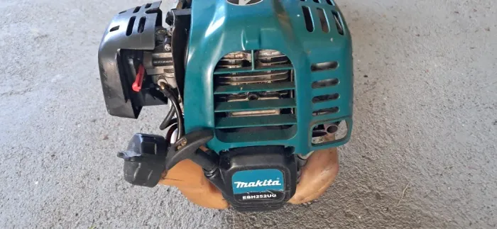 Roçadeira Makita, ano 2018, gasolina, 4 tempos, vendo ,modelo EBH 252 UG vendo com defeito