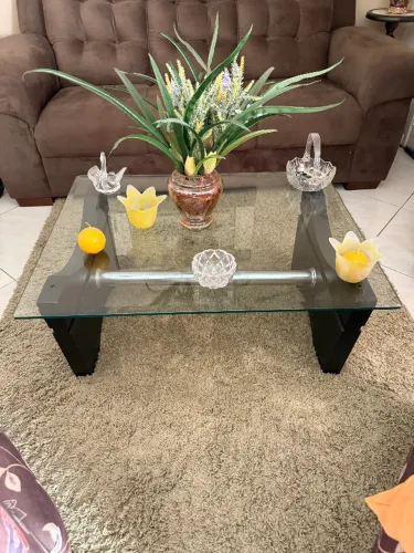 Mesa de centro com tampo de vidro