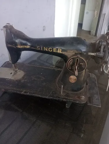 Máquina de costura singer com mesa