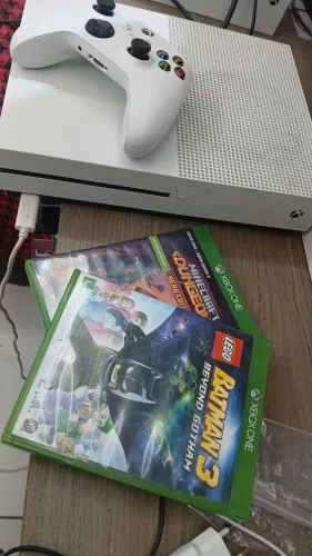 Xbox One S 1TB+1 controle original e 1 paralelo + 2 jogos