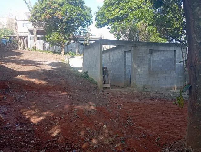 Vende-se este terreno