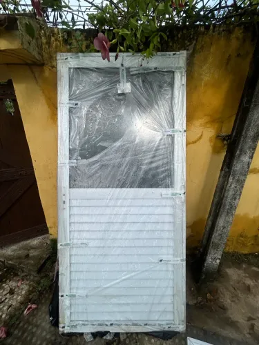 Porta comercial de alumínio e vidro