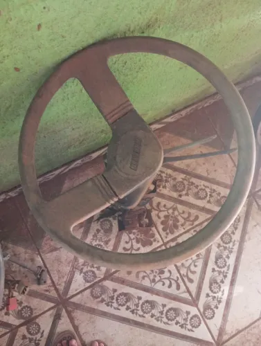 Volante original da Fiat 147 com parte da coluna