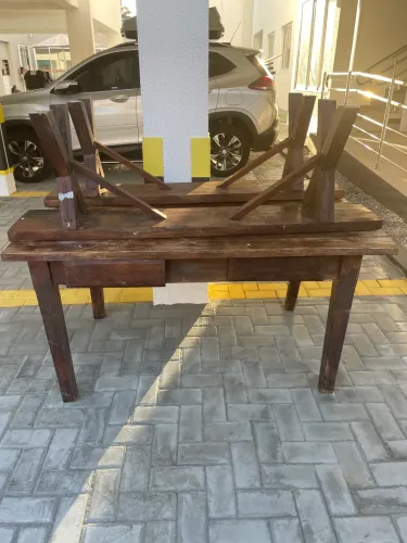 Mesa de madeira de Carvalho, com gavetas, vem com bancos