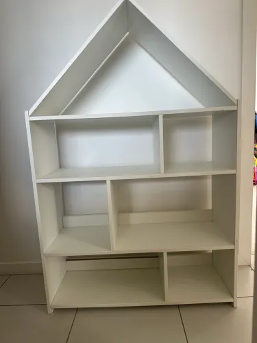 Estante de MDF em formato de casinha.