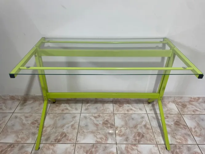 Mesa de estudos em alumínio e vidro