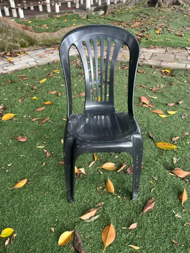 Cadeira plástica bistrô preta