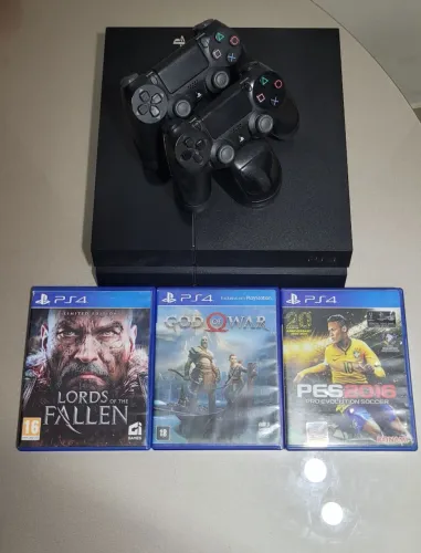 PS4 COM 2 CONTROLES ,CARREGADOR +JOGOS