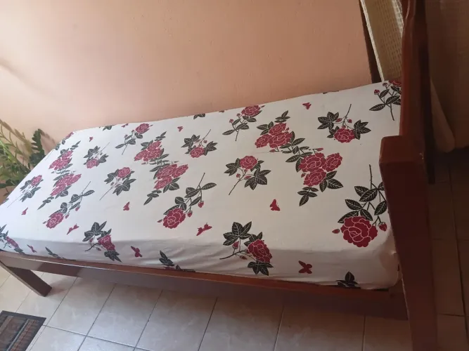 Vendo uma cama de solteiro com colchão,por 700.00 nádega de angelim
