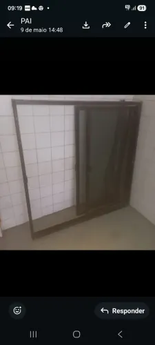 Janela com estrutura de alumínio