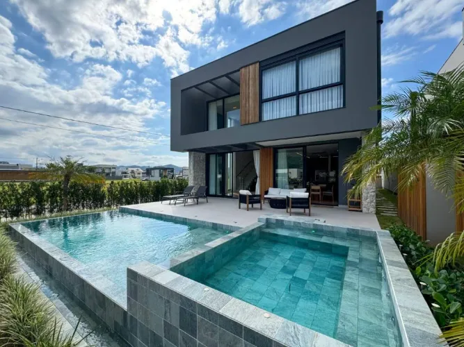 Casa em Condomínio à venda no Caledônia Private Village em Camboriú.