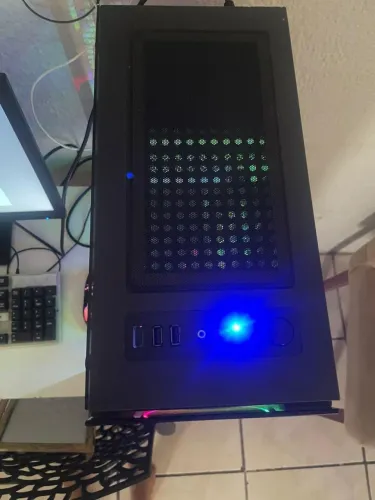 PC gamer RGB completo com monitor, teclado e mouse. Ideal para estudos e jogos leves.