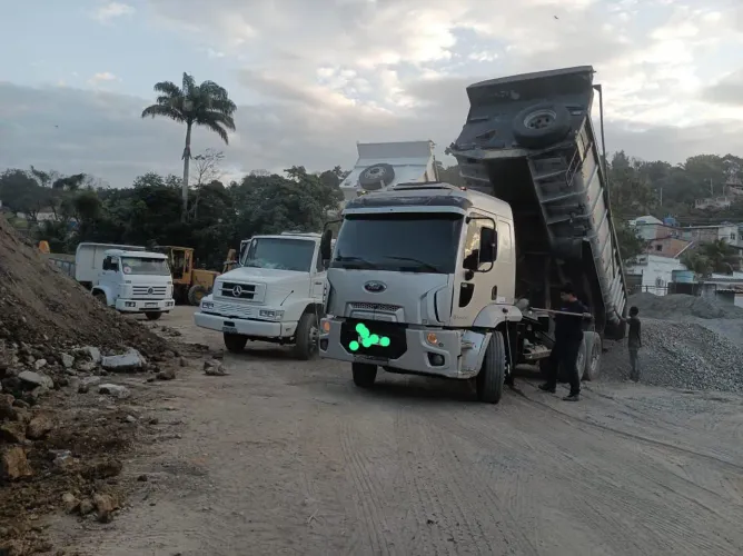 Ford cargo 2428e .2011/2012 caçamba