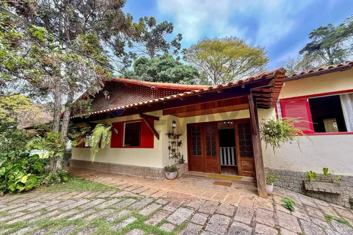 Casa de 242 m² com 4 quartos à venda em Itaipava